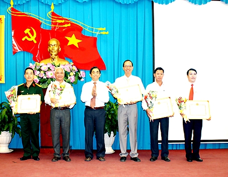 Đồng chí Huỳnh Văn Tới, Ủy viên Ban TVTU, Trưởng ban Tuyên giáo Tỉnh ủy trao bằng khen cho các thí sinh đoạt giải cao trong hội thi báo cáo viên, giảng viên lý luận chính trị giỏi năm 2013.