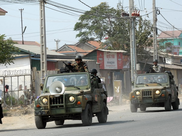 Quân đội Campuchia tuần tra đảm bảo an ninh tại thủ đô. (Nguồn: AFP/TTXVN)