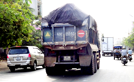 Xe tải ben biển số 60C-059.93 cơi nới thùng xe, chở quá tải ở thị trấn Long Thành, huyện Long Thành (ảnh chụp sáng ngày 3-1 trên quốc lộ 51A). Ảnh: T.Toàn