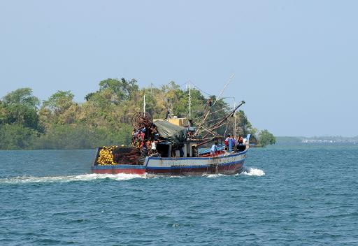 Tàu cá Philippines hướng tới bãi cạn Scarborough, nơi xảy ra tranh chấp giữa nước này với Trung Quốc (Nguồn: AFP)