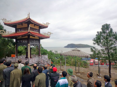 Crowded tourists visit Vung Chua-Yen Island in Quang Binh 