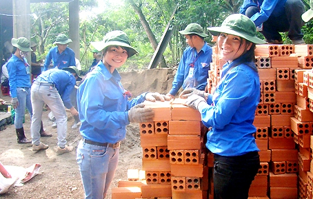 Sinh viên tình nguyện Đồng Nai xây nhà tình thương cho người nghèo tại huyện Xuân Lộc.