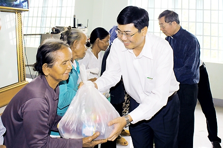 Phó ban thường trực Ban Dân vận Tỉnh ủy Viên Hồng Tiến trao quà tết cho các hộ nghèo. Ảnh: P.Liễu