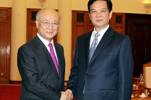 Prime Minister Nguyen Tan Dung receives Director General of the International Atomic Energy Agency Yukiya Amano