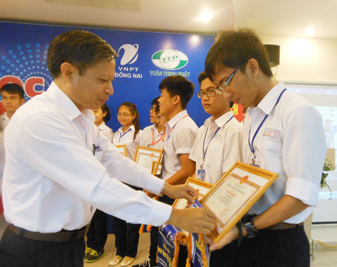 Trao giải cho các học sinh đoạt giải tại cuộc thi Khoa học-kỹ thuật