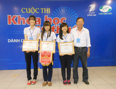 Phó giám đốc Sở GD-ĐT Nguyễn Thiệp trao thưởng cho 3 học sinh Trường THPT chuyên Lương Thế Vinh đạt giải Nhất cuộc thi