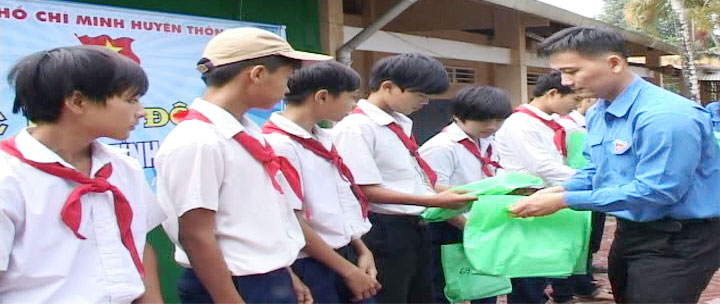 Anh Huỳnh Minh Đức-UVTV Tỉnh đoàn Đồng Nai trao quà cho học sinh nghèo tại xã Lộ 25