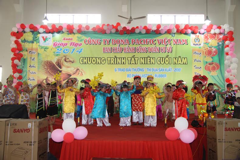 Các bé Trường mần non Đông Phương (thuộc Tập đoàn Phong Thái) biểu diễn văn nghệ chúc mừng cha mẹ nhân dịp cuối năm