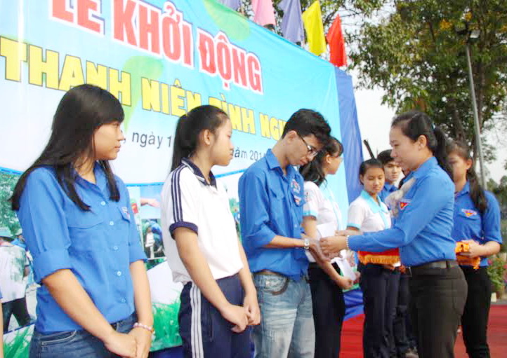 Bí thư Thành đoàn Biên Hòa Võ Thị Huỳnh Mai trao học bổng cho học sinh nghèo học giỏi