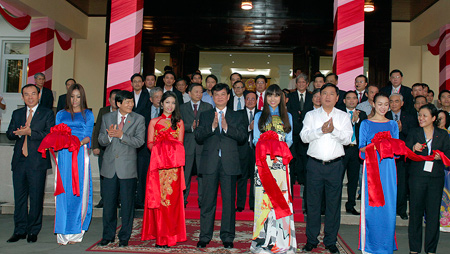 PM Dung begins visit to Cambodia