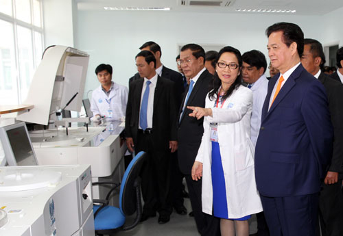 Thủ tướng Nguyễn Tấn Dũng và Thủ tướng Hun Sen thăm Bệnh viện. (Ảnh: TTXVN).