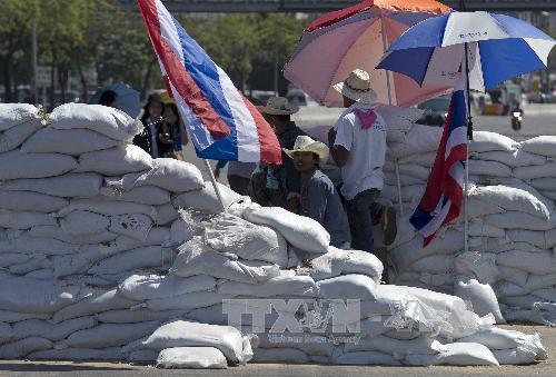 Chướng ngại vật những người biểu tình chống chính phủ dựng ở Bangkok ngày 14/1. (Ảnh: AFP/TTXVN) 