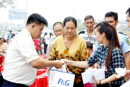 Đại diện Siêu thị Lotte Mart trao quà cho người nghèo tại TP.Biên Hòa nhân dịp Tết Nguyên đán 2014.