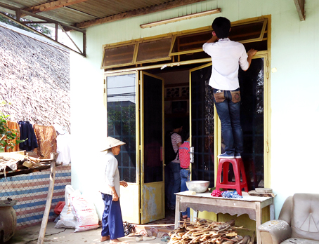Sinh viên tình nguyện tham gia sơn sửa nhà cửa cho các gia đình có hoàn cảnh khó khăn.