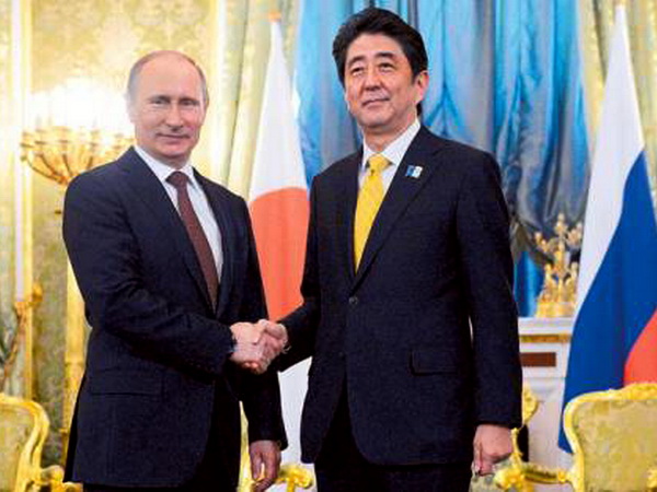   Tổng thống Nga Vladimir Putin gặp Thủ tướng Nhật Bản Shinzo Abe ở Moskva, tháng 4/2013. (Nguồn: AFP)