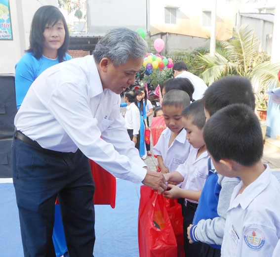 Ông Phạm Anh Dũng, Phó chủ tịch UBND TP. Biên Hòa trao quà cho các em học sinh Trường tiểu học Tân Mai 1.