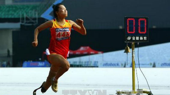 Runner Nguyen Thi Thuy  wins gold at 100m running