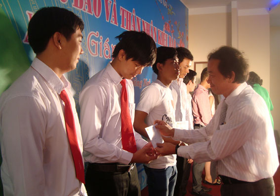 Lãnh đạo tỉnh tặng học bổng cho sinh viên người Campuchia gốc Việt đang học tập tại các trường đại học, cao đẳng của tỉnh.