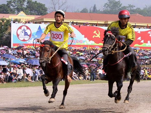 A scene from a horse race in Bac Ha