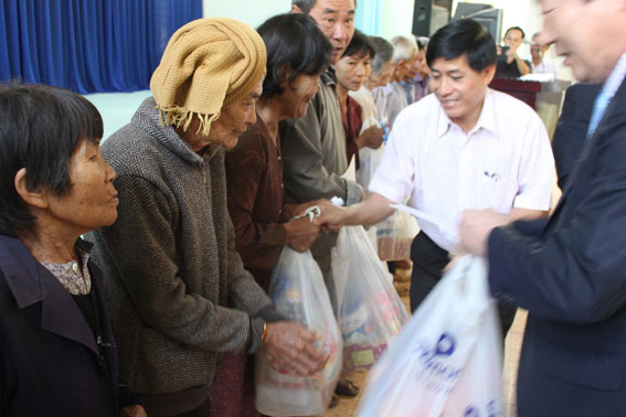  Phó giám đốc Sở Tài nguyên và môi trường Nguyễn Ngọc Thường tặng qùa cho các hộ nghèo.  