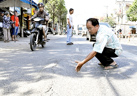 “Bẫy” trên mặt đường Nguyễn Ái Quốc, đoạn thuộc KP.11, phường Hố Nai (TP.Biên Hòa).