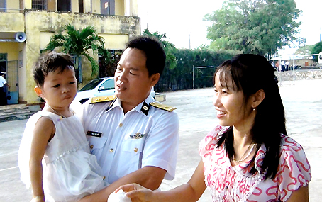Thượng úy Phạm Văn Bảy bên vợ và con gái trước lúc chia xa.