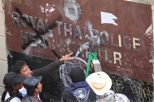 Thái Lan: Người biểu tình tấn công trụ sở cảnh sát quốc gia
