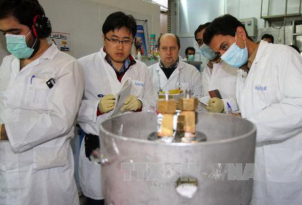 Các điều tra viên IAEA và các kỹ thuật viên Iran tháo dỡ kết nối giữa hai tháp chứa hạt nhân làm giàu cấp độ 20% ở nhà máy Natanz. Ảnh minh họa. (Nguồn: AFP/TTXVN)