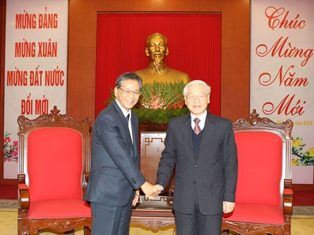 Party General Secretary Nguyen Phu Trong (R)  hosted a reception yesterday to welcome new Japanese Ambassador Hiroshi Fukada to Ha Noi.