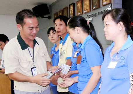 Changshin Vietnam, Taekwang Vina and Salim present Tet gifts to poor workers