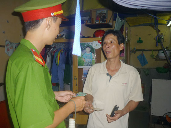 Công an phường An Bình kiểm tra hành chính các khu nhà trọ trên địa bàn phường.