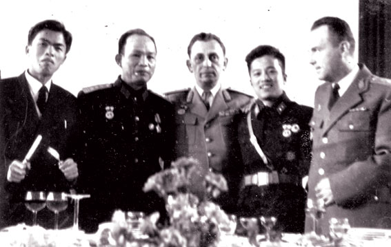  Huỳnh Văn Nghệ với các sĩ quan quân đội CHDC Đức.
