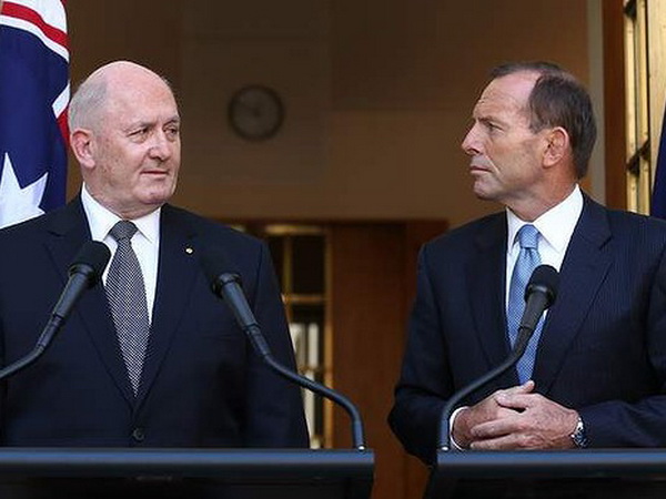 Thủ tướng Tony Abbott (phải) đề cử ông Peter Cosgrove (trái) làm Toàn quyền mới của Australia. (Nguồn: Sydney Morning Herald)