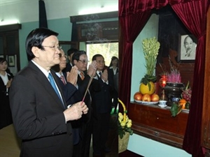 President Truong Tan Sang burns incense to commemorate President Ho Chi Minh at House No. 67 