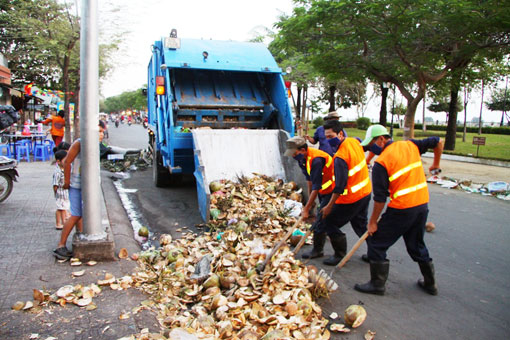  Rác được gom lên xe vận chuyển chuyên dụng tại Chợ Biên Hòa, trên đường Nguyễn Văn Trị 