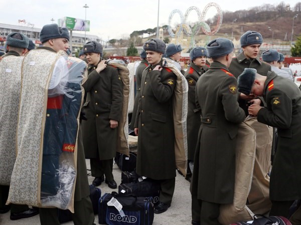 Một đơn vị quân đội Nga chờ di chuyển tại sân bay Sochi. (Ảnh: AP)