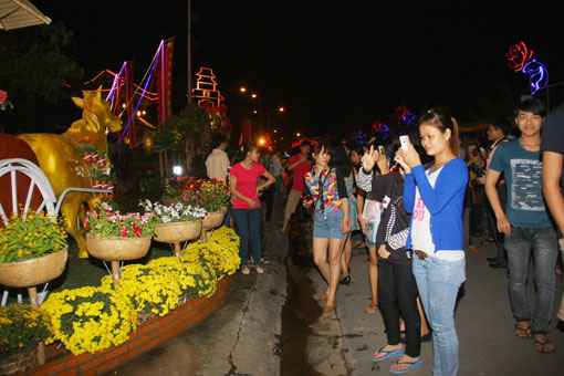 Rộn ràng với đường hoa Trấn Biên