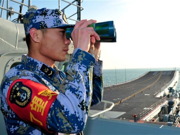 Lính hải quân trên tàu sân bay Liên Ninh đầu tiên của Trung Quốc. (Ảnh: Reuters)