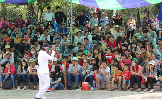  Khách xem biểu diễn kỷ lục Việt Nam tại khu du lịch Bửu Long.