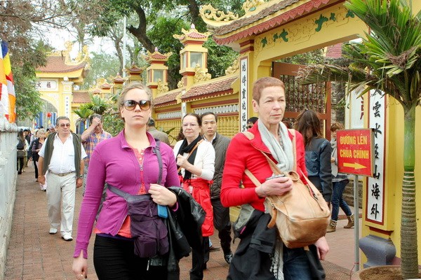 Đông đảo du khách nước ngoài tới Việt Nam trong dịp Tết Giáp Ngọ (Ảnh: TTXVN)