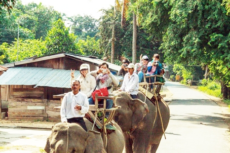 Cưỡi voi ở Buôn Đôn.