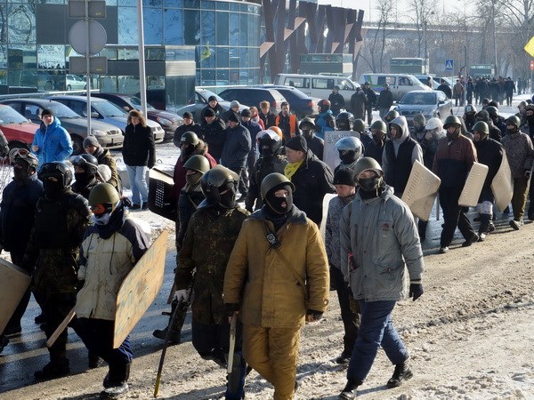 Những người biểu tình chống chính phủ tuần hành phản đối quanh "khu chính phủ" Ukraine. (Nguồn: AFP/TTXVN)phát