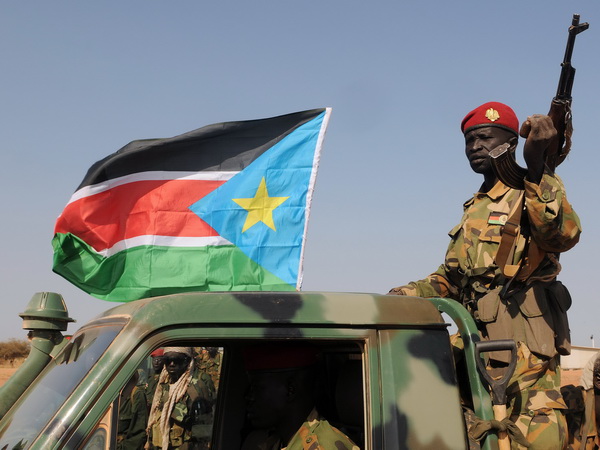  Binh sỹ Nam Sudan tuần tra tại thị trấn Bentiu sau khi giành quyền kiểm soát thị trấn này từ lực lượng nổi dậy. (Ảnh: AFP/TTXVN)