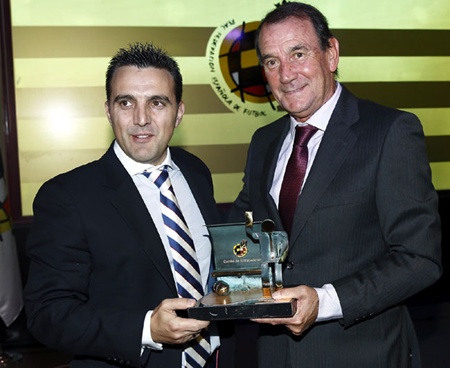 Ambitious: Bruno Formoso (left) receives the Ramon Cobo, an honour awarded to the best coach by the Royal Spanish Football Federations Coaches Committee in the 2011-12 season. The Spanish coach hopes to push Viet Nam into Asias top four in the next three years.