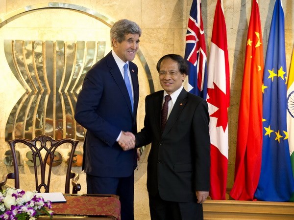 Tổng Thư ký ASEAN Lê Lương Minh (phải) và Ngoại trưởng Mỹ John Kerry  trong cuộc gặp tại Jakarta. (Nguồn: AFP/TTXVN)