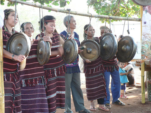 Biểu diễn cồng chiêng tại lễ hội.