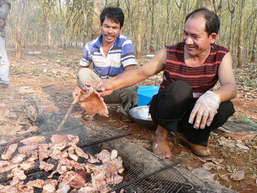 Chế biến món dâng cúng lên thần linh.