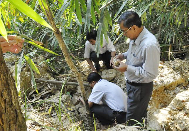 Ông Trần Văn Tư, Chủ tịch HĐND tỉnh, Trưởng đoàn giám sát kiểm khai thác khoáng sản tại xã Thanh Sơn.