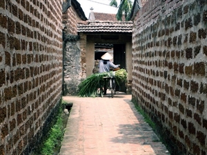 A small alley of Duong Lam ancient village 