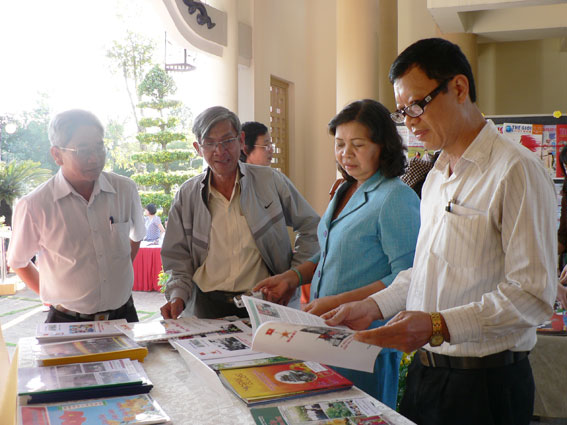 Hiến pháp bổ sung một số quyền mới, trong đó người dân có quyền hưởng thụ và tiếp cận các giá trị văn hóa. Trong ảnh: Người dân xem triển lãm báo xuân tại Trung tâm Văn miếu Trấn Biên dịp Tết Nguyên đán 2014.